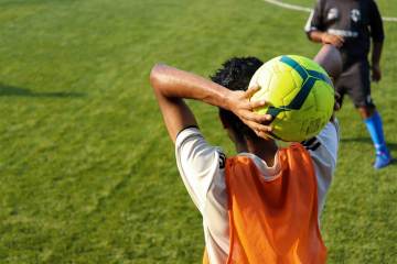 巴黎街头大混乱，打砸抢当街欺辱女性，黑人移民已经“占领”巴黎｜易倍体育（配图示意）